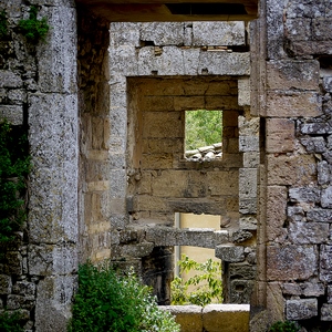 Ouverture de portes et fenêtres dans des purs de pierres d'un château en ruine - Belgique  - collection de photos clin d'oeil, catégorie rues